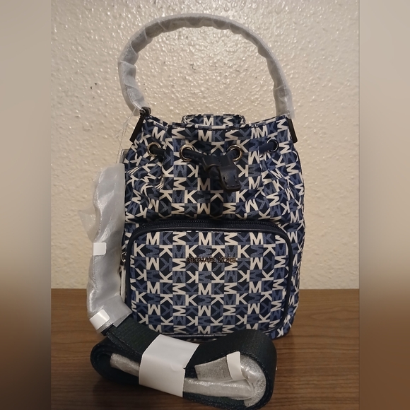 Nwt Michael Kors Khai Small Signature Logo Bucket Bag - Picture 1 of 5